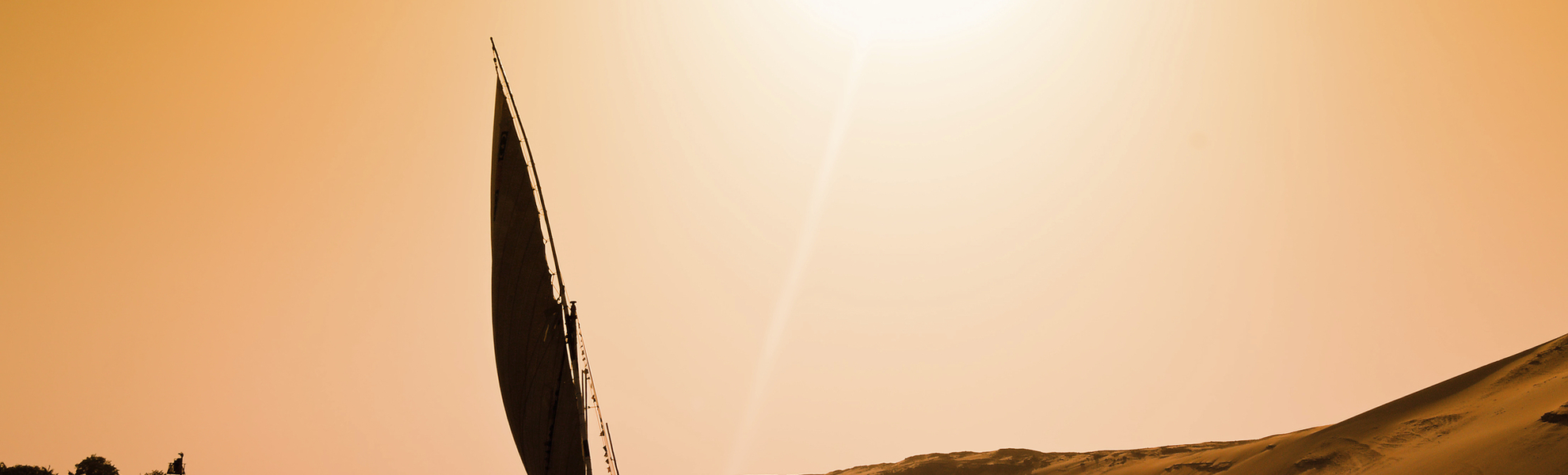 Feluke im Sonnenuntergang vor Assuan