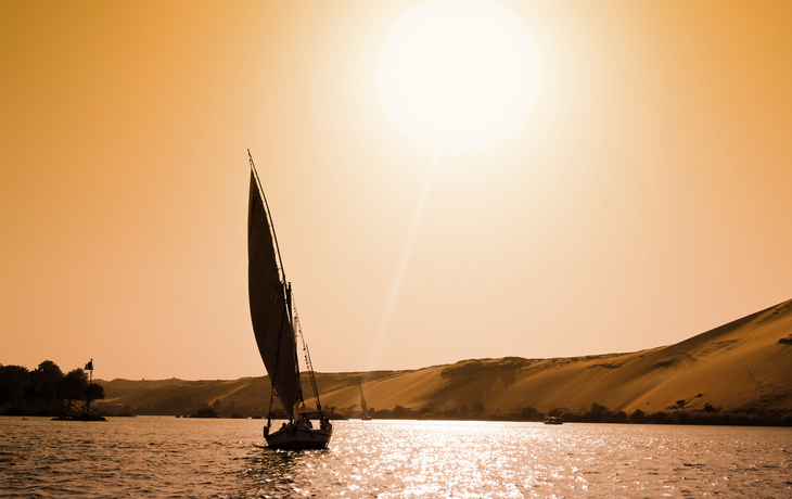 Feluke im Sonnenuntergang vor Assuan