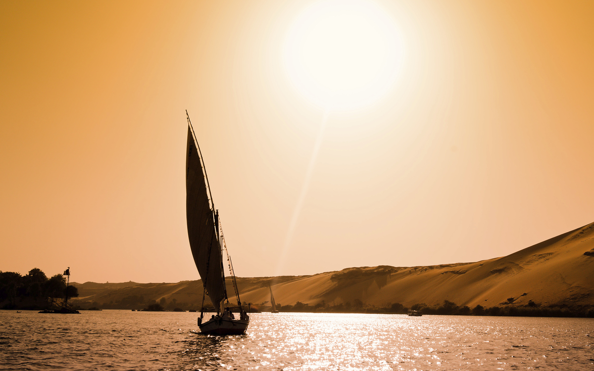 Feluke im Sonnenuntergang vor Assuan