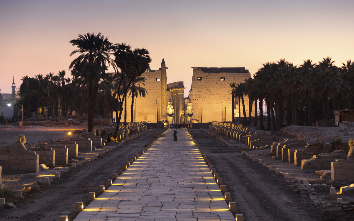 Sphinx Allee im beleuchteten Luxor-Tempel im Sonnenuntergang in Ägypten