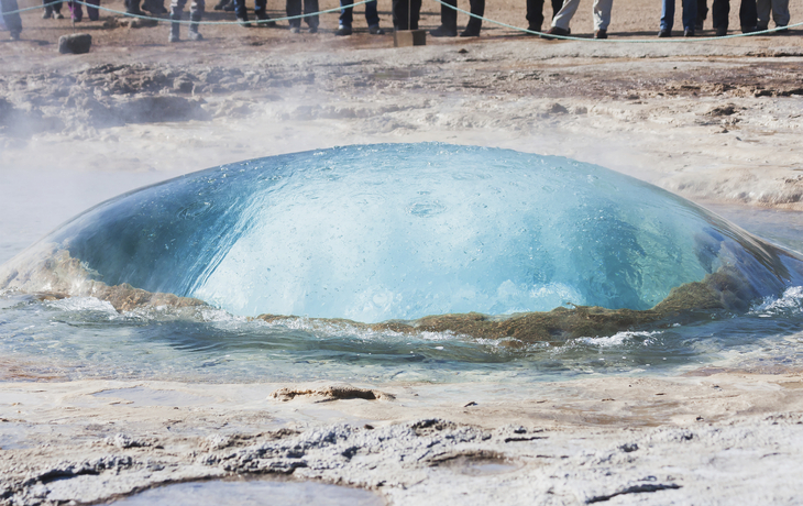 Geysir Strokkur kurz vor seinem Ausbruch, Island