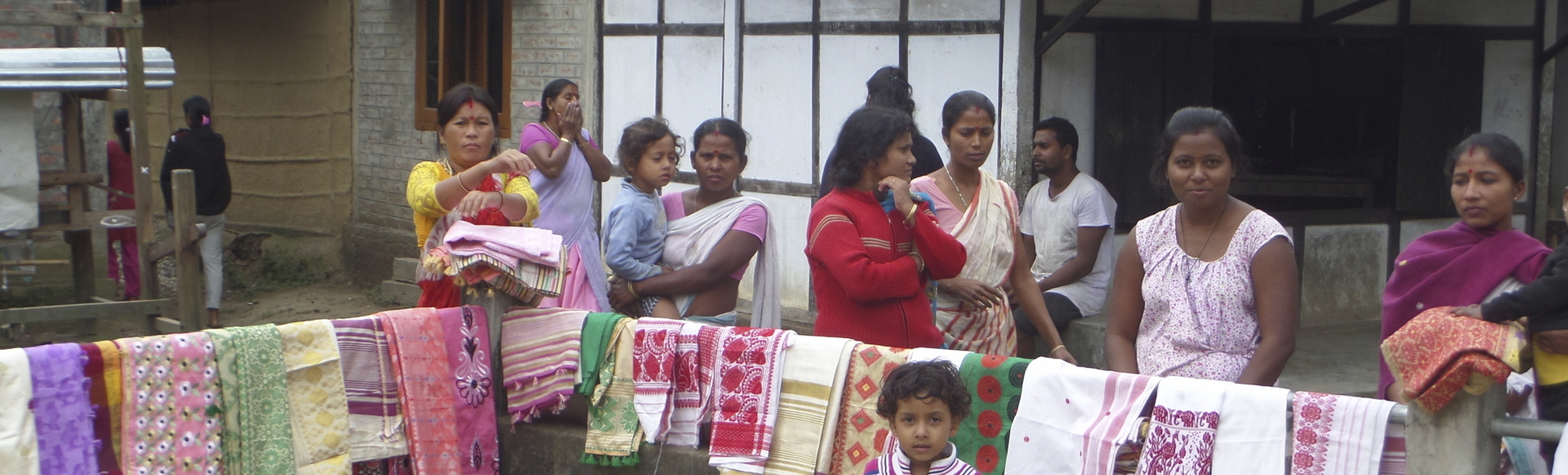Menschen in einem Dorf am Brahmaputra, Indien