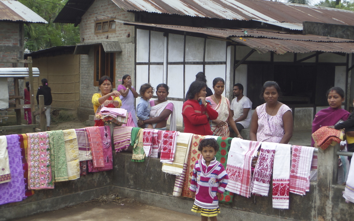 Menschen in einem Dorf am Brahmaputra, Indien