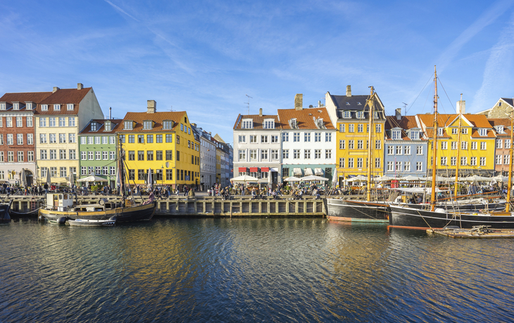 Nyhavn, zentraler Hafen und Flaniermeile Kopenhagens, Dänemark