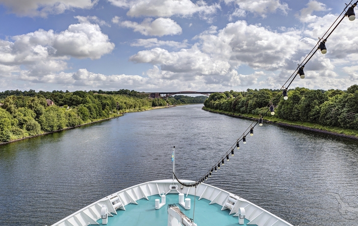 MS Deutschland im Nord-Ostsee-Kanal