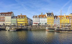 Nyhavn, zentraler Hafen und Flaniermeile Kopenhagens, Dänemark