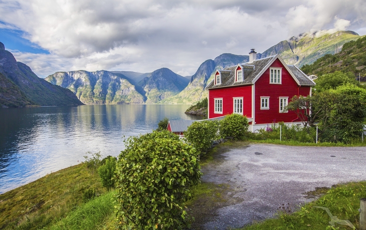 Malerische Landschaft am Sognefjord bei Olden, Norwegen