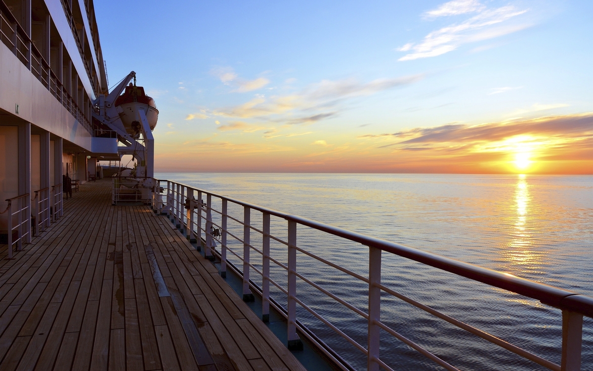 MS Amadea im Sonnenuntergang auf See