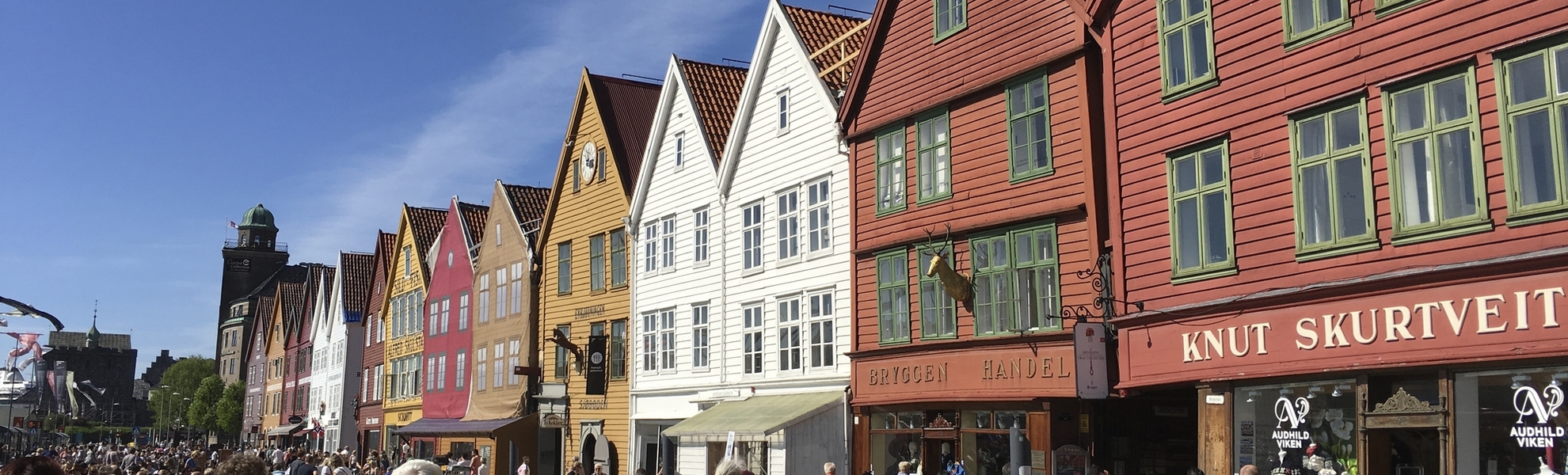 Buntes Treiben im Hanseviertel Bryggen in Bergen, Norwegen