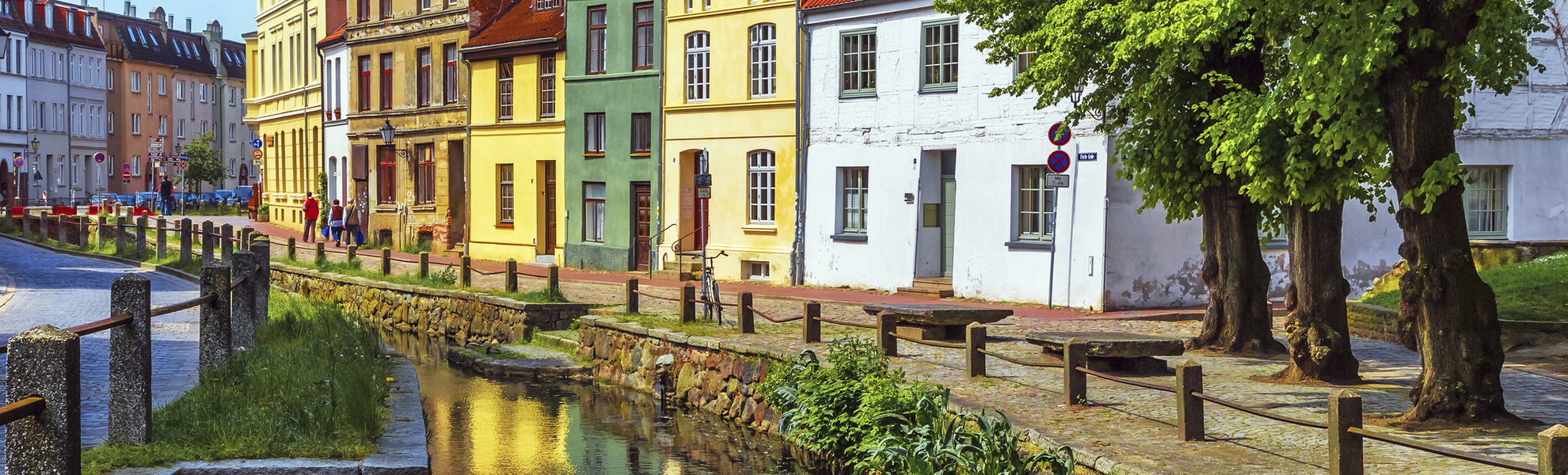 Malerischer Bachlauf in Wismar, Deutschland