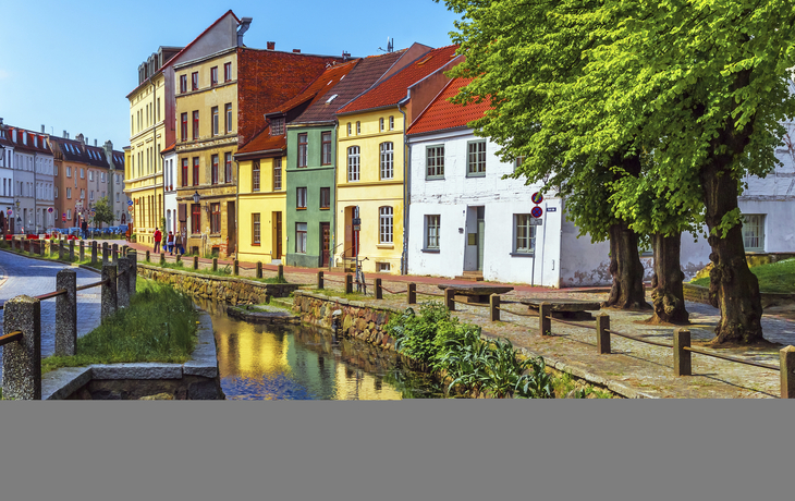 Malerischer Bachlauf in Wismar, Deutschland