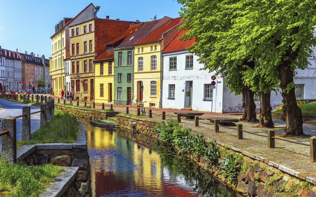 Malerischer Bachlauf in Wismar, Deutschland