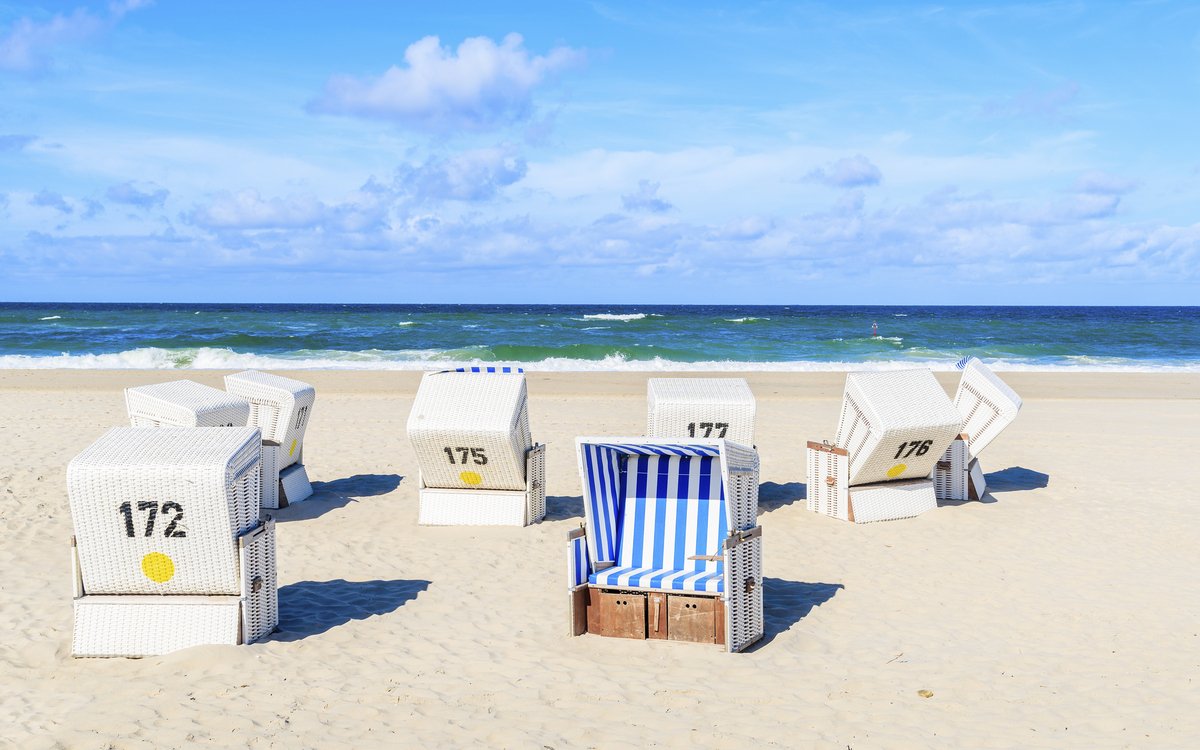 Blau-weiße Strandkörbe auf Sylt, Deutschland