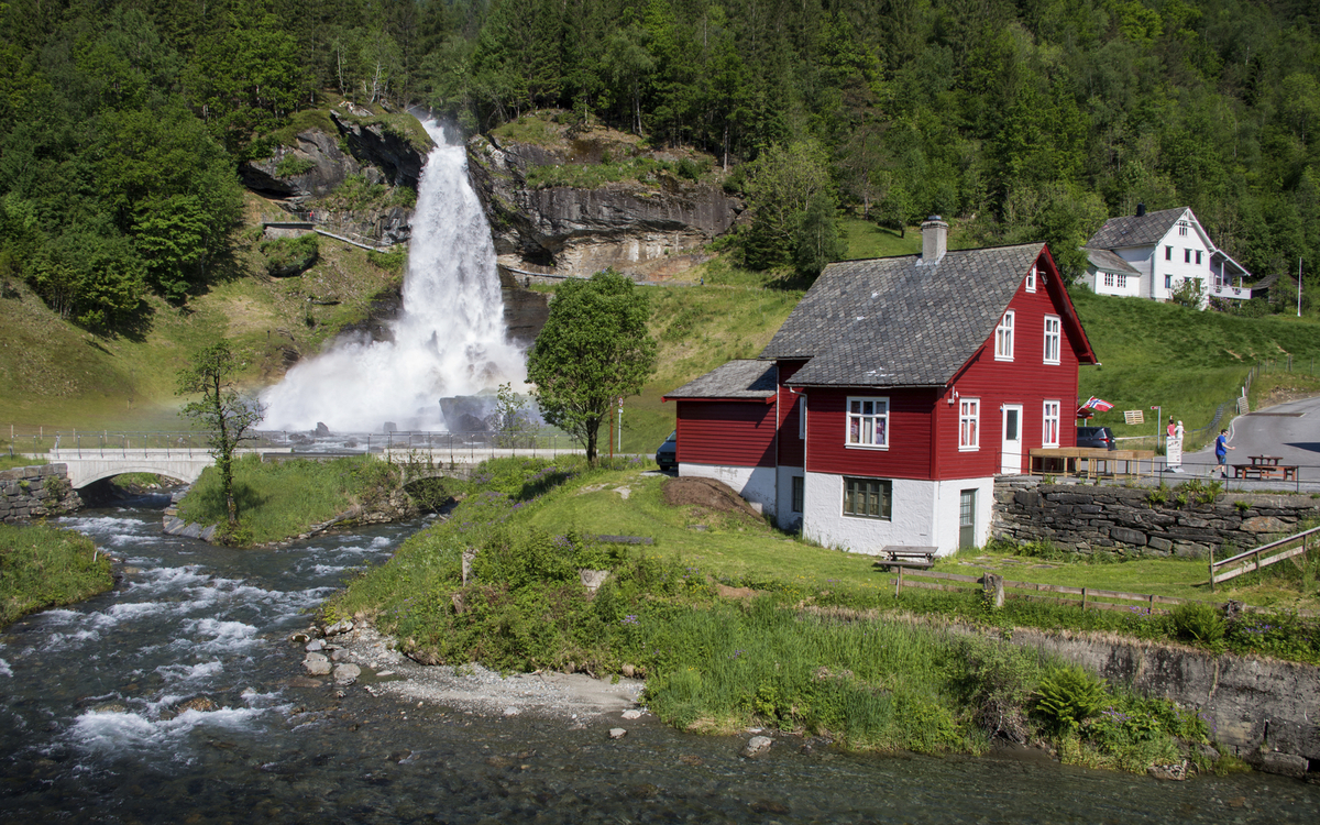 Der Wasserfall Steinsdalfossen in Hardanger, Norwegen
