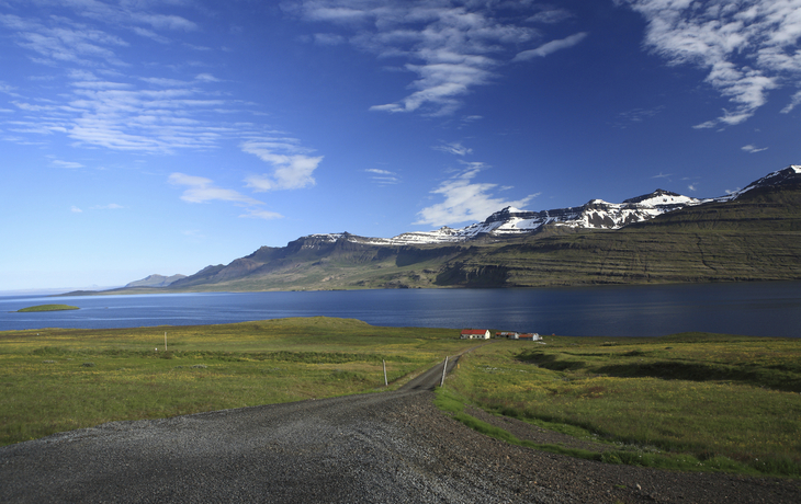 Weite Landschaft bei Reyðarfjörður, Island
