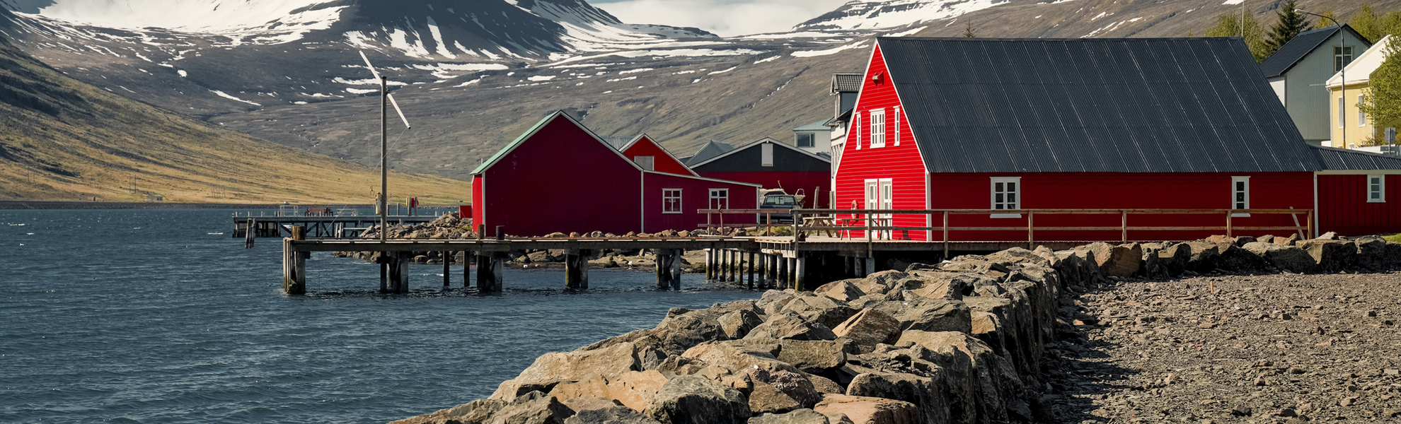 klassische Rote Haeuser, Island