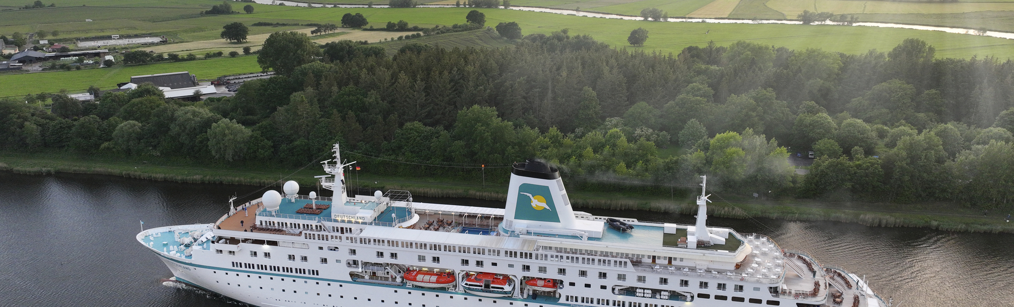 MS Deutschland im Kanal bei Kiel