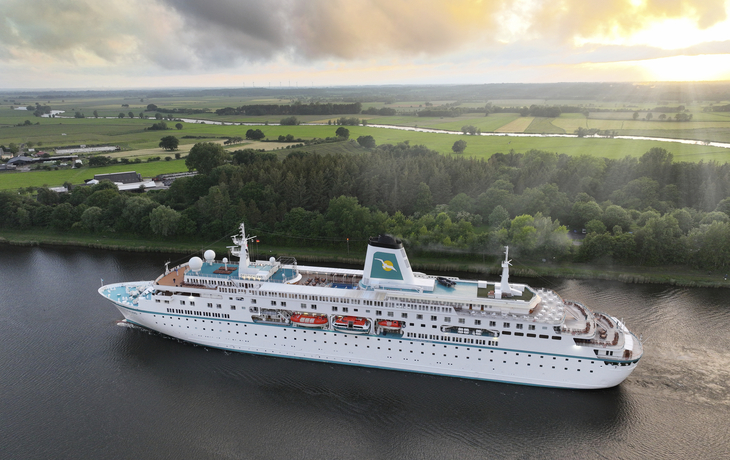 MS Deutschland im Kanal bei KIel