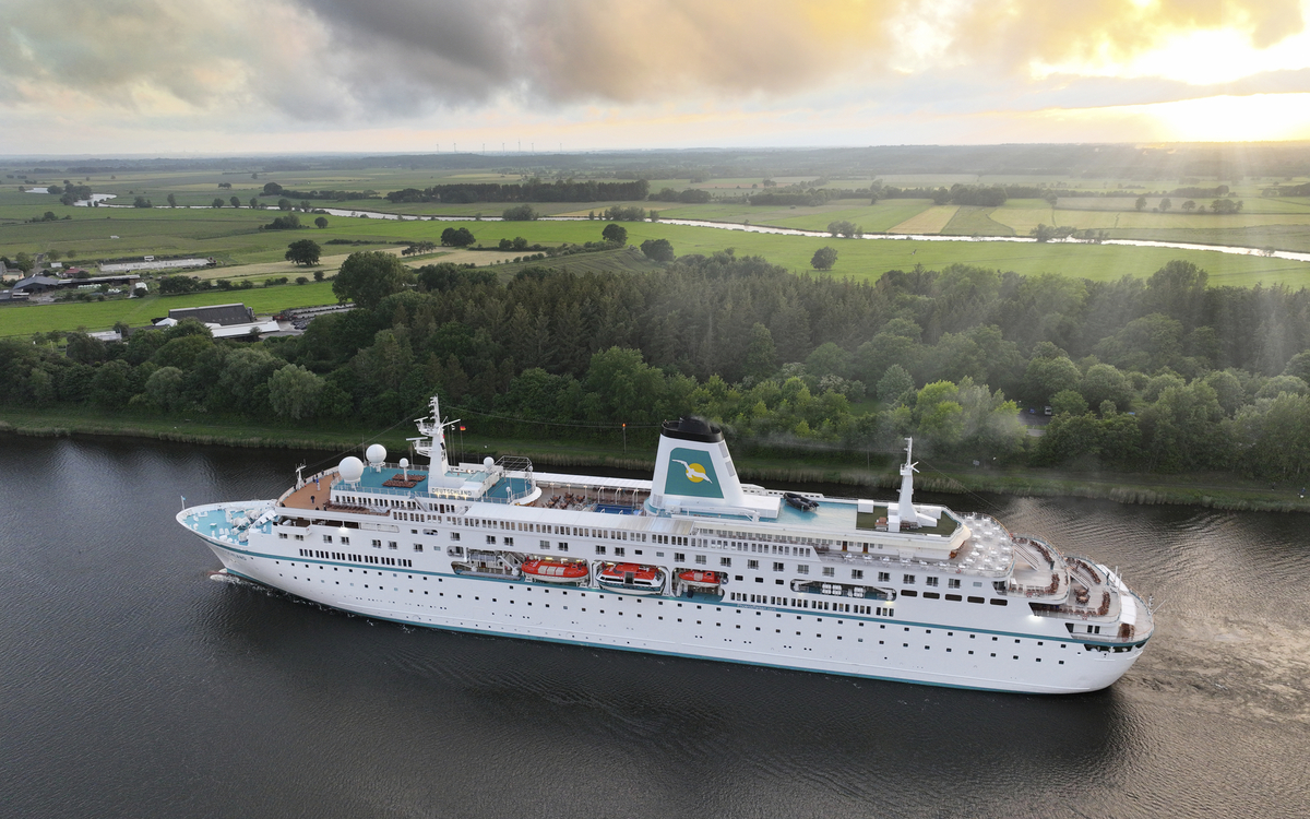 MS Deutschland im Kanal bei Kiel
