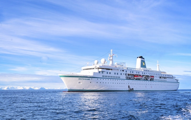 MS Deutschland in Grimsey