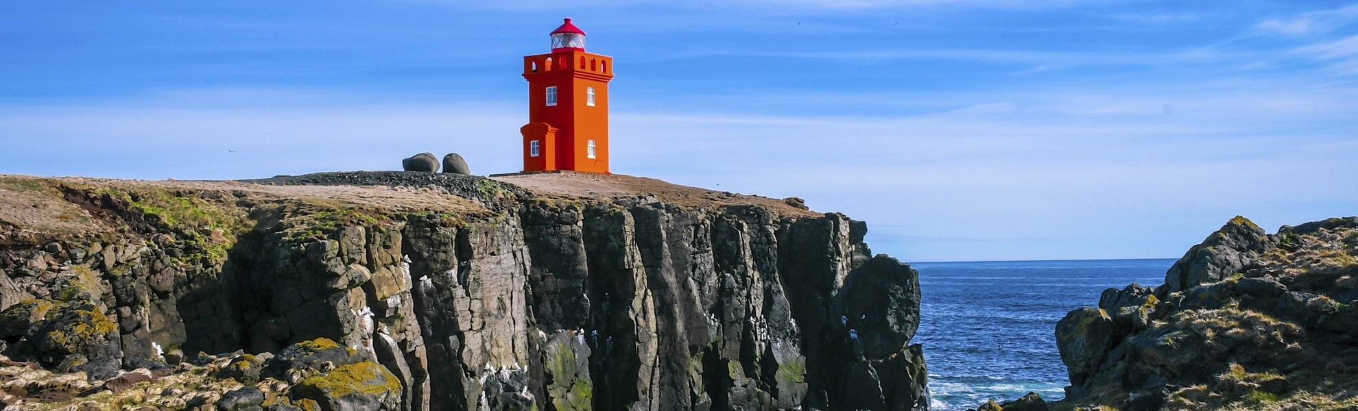 Orange Leuchtturm an der Küste von Grimsey-Insel