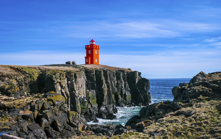 Orange Leuchtturm an der Küste von Grimsey-Insel