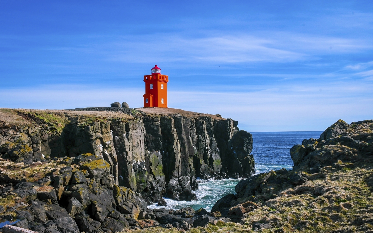 Orange Leuchtturm an der Küste von Grimsey-Insel
