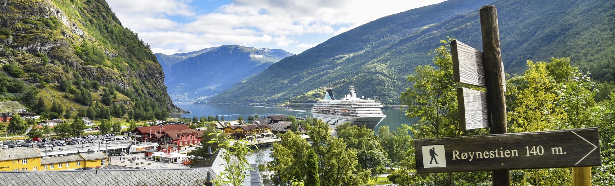 MS Artania in Flam