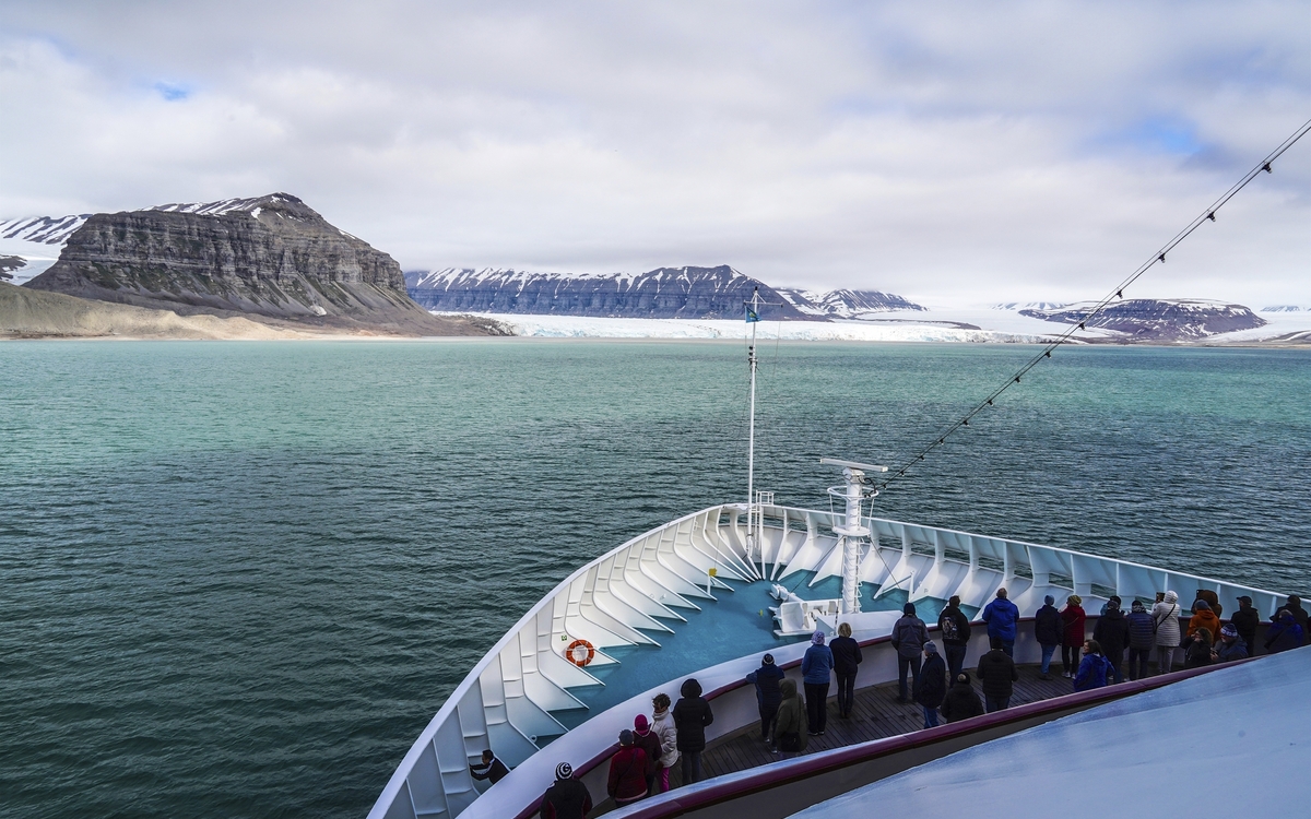 MS Artania vor Spitzbergen