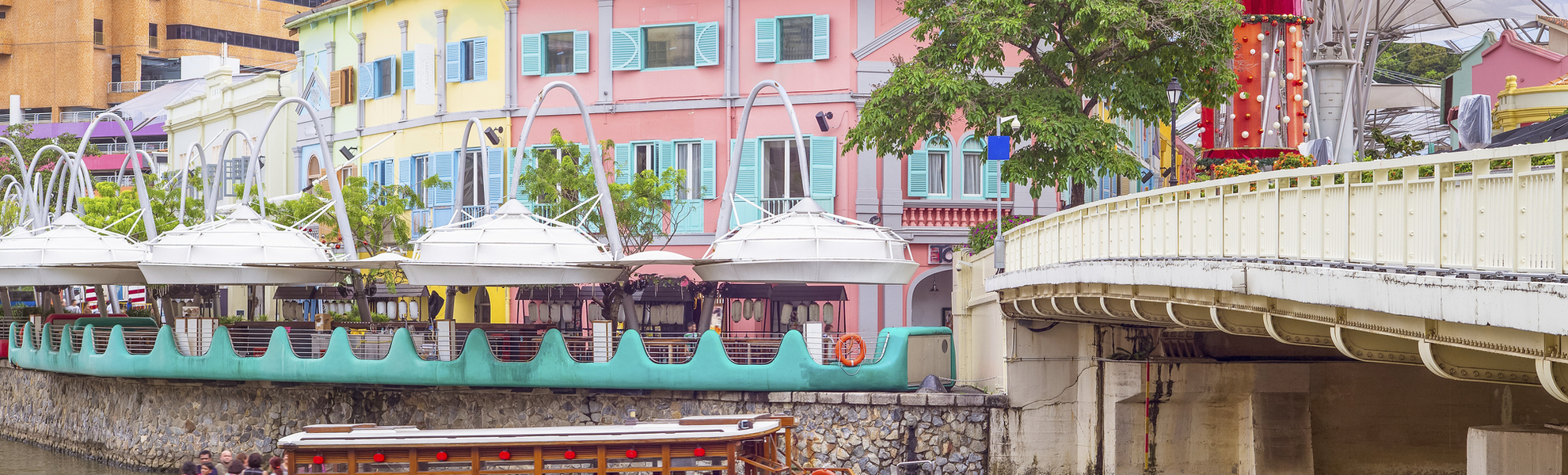 Clarke Quay ist ein durch Mauern befestigter Uferdamm am Singapur River