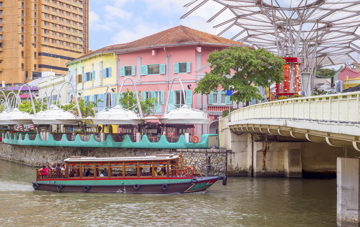 Clarke Quay ist ein durch Mauern befestigter Uferdamm am Singapur River