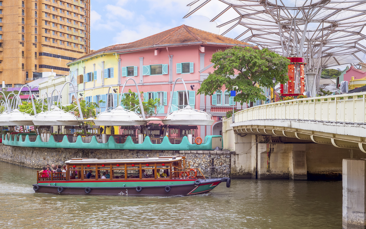 Clarke Quay ist ein durch Mauern befestigter Uferdamm am Singapur River