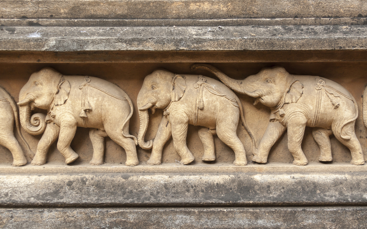 Schnitzerei im Kelaniya Tempel in Hambantota, Sri Lanka