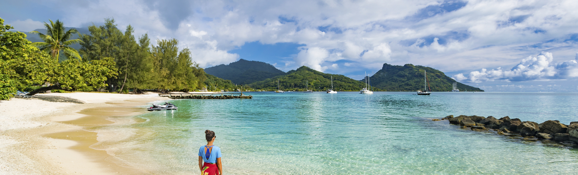Frau am Strand von Tahiti, Französisch Polynesien