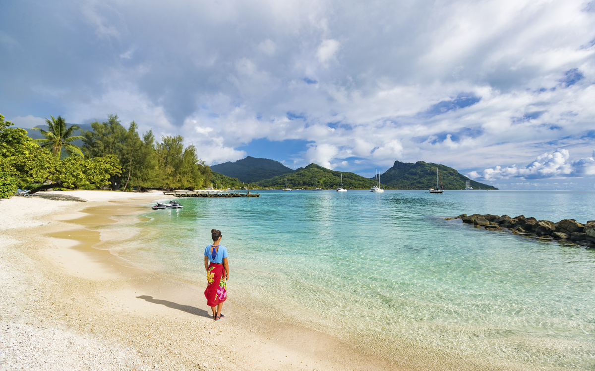 Frau am Strand von Tahiti, Französisch Polynesien