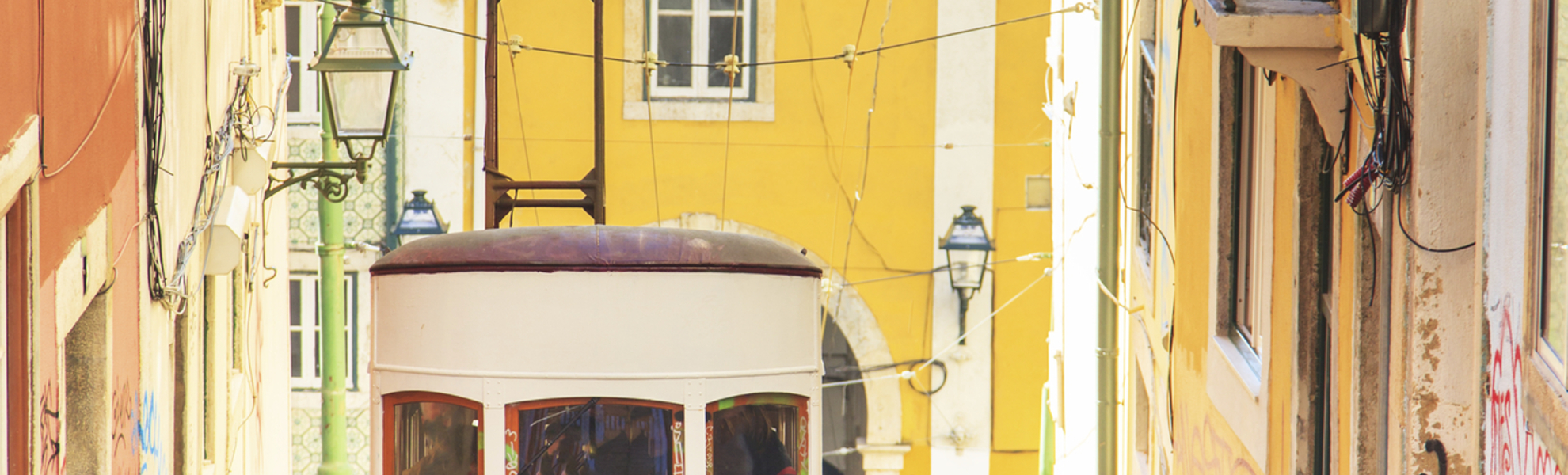 Straßenbahn in Lissabon im Stadtviertel Alfama, Portugal