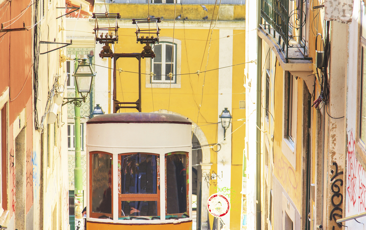 Straßenbahn in Lissabon im Stadtviertel Alfama, Portugal