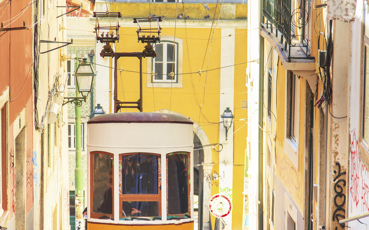 Straßenbahn in Lissabon im Stadtviertel Alfama, Portugal
