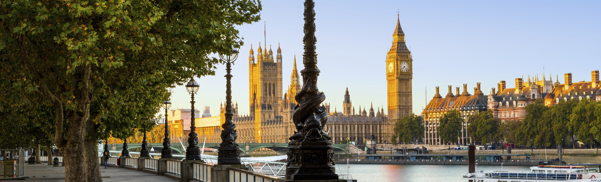 Promenade an der Themse mit Blick auf Big Ben in London, England