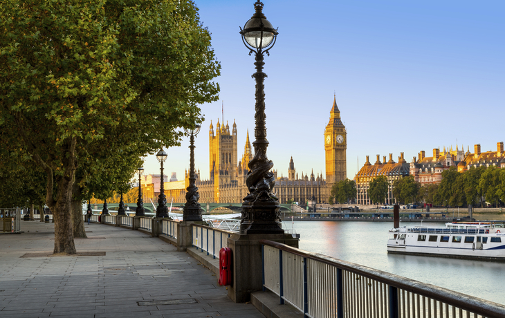 Promenade an der Themse mit Blick auf Big Ben in London, England