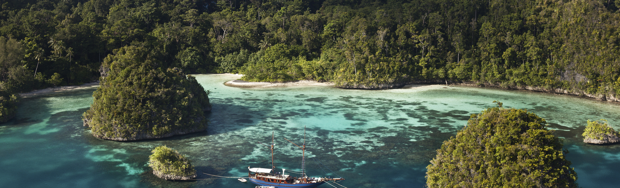 Küstenlandschaft und Badebucht in Papua Neuguinea