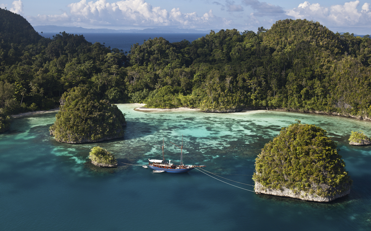 Küstenlandschaft und Badebucht in Papua Neuguinea