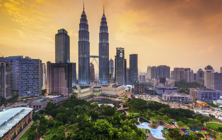 Petronas Twin Towers und Skyline von Kuala Lumpur, Malaysia