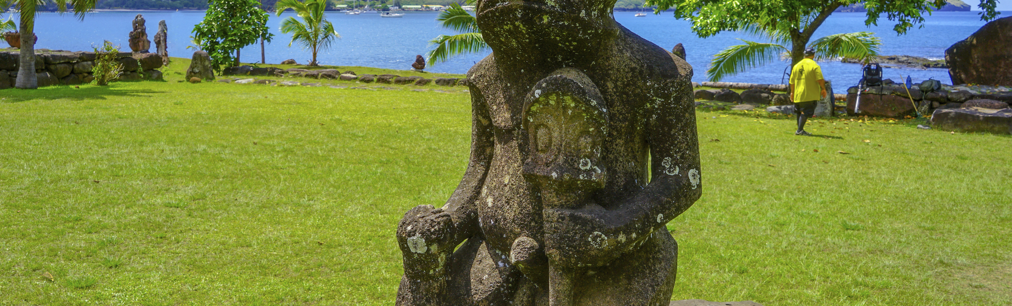 Tiki Skulptur in Nuku Hiva, Franzoesische Polynesien