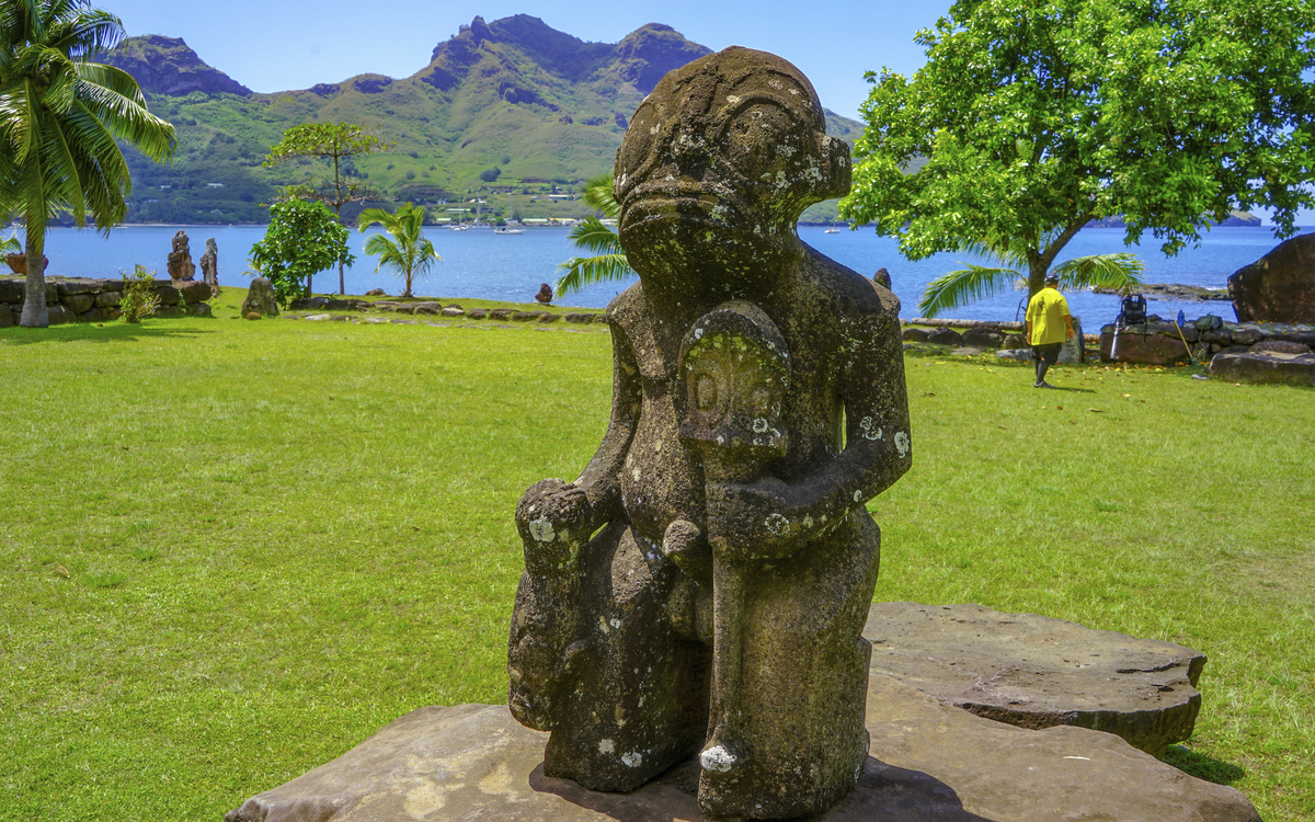 Tiki Skulptur in Nuku Hiva, Franzoesische Polynesien