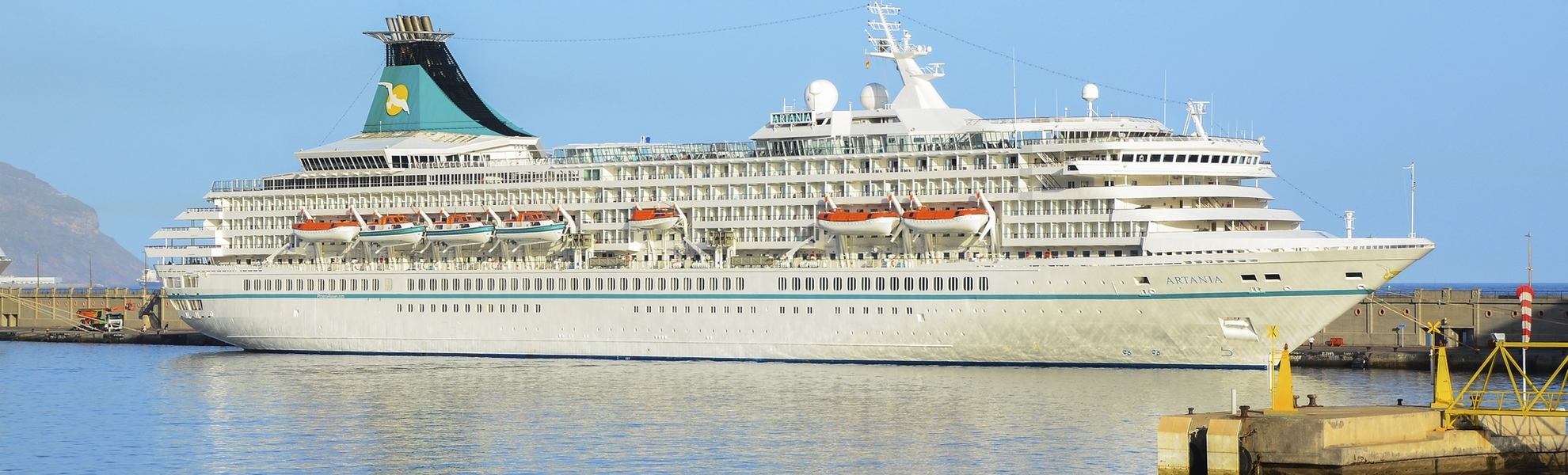 MS Artania vor Teneriffa