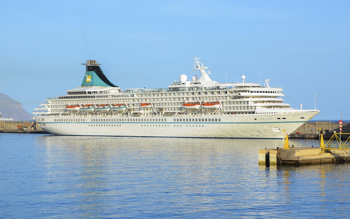 MS Artania vor Teneriffa