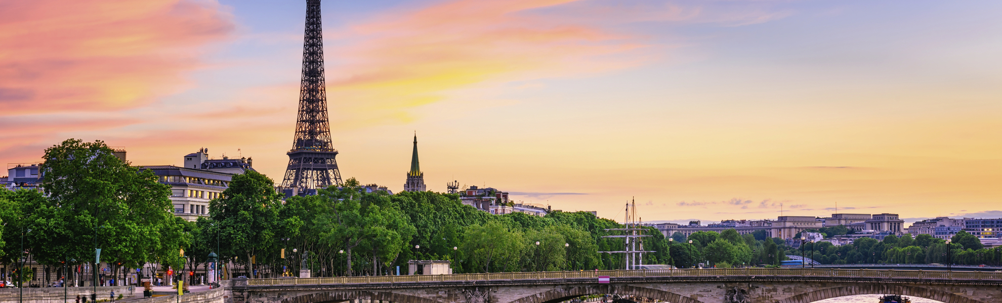 Eiffelturm und Fluss Seine in Paris, Frankreich