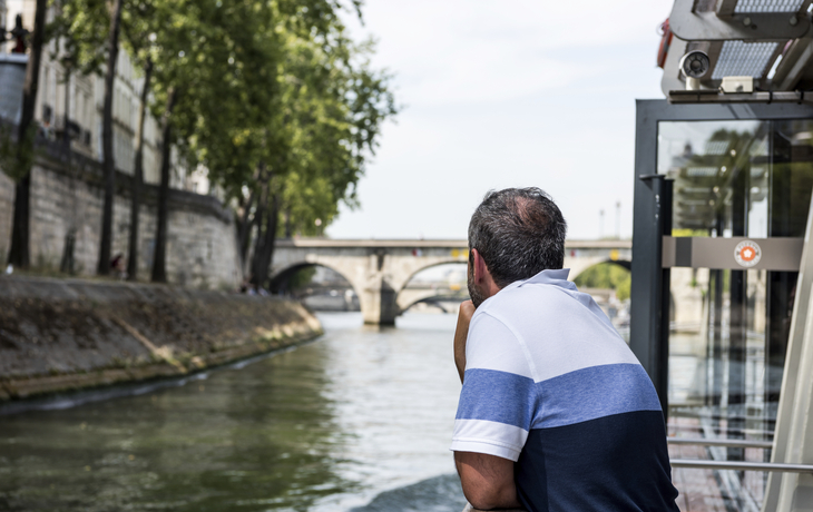 Mann mit Blick auf die Seine in Paris