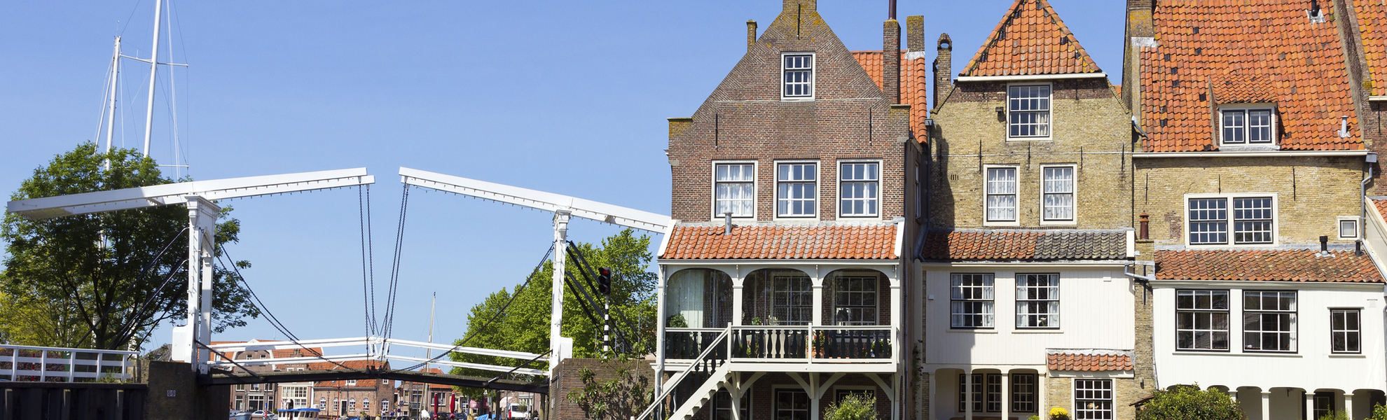 Gracht im kleinen Städtchen Enkhuizen, Niederlande